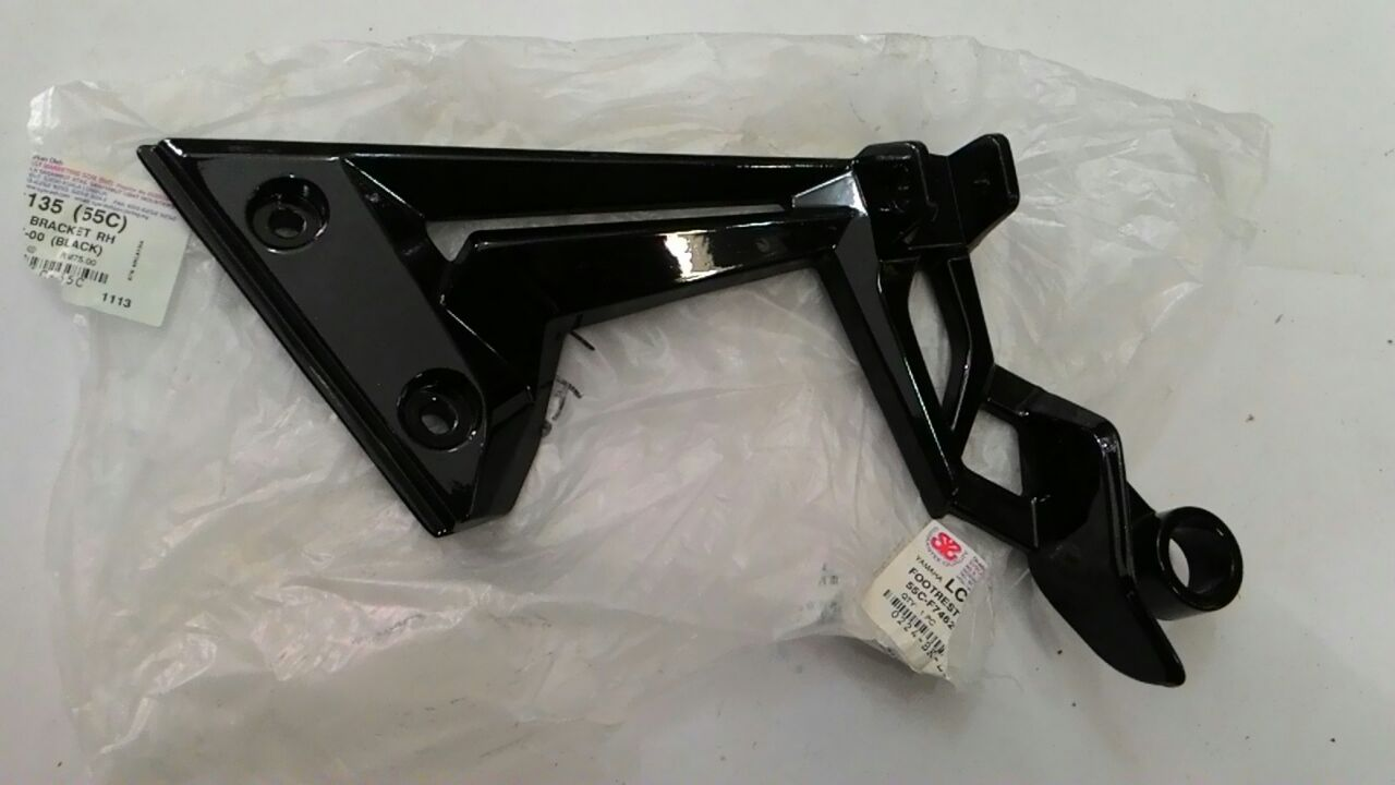 R. FOOTREST BRACKET RH BLACK NA ( LC135ES ) Y&E Bikers World Sdn Bhd